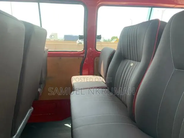 Toyota HiAce 2004 Red · Photo 4