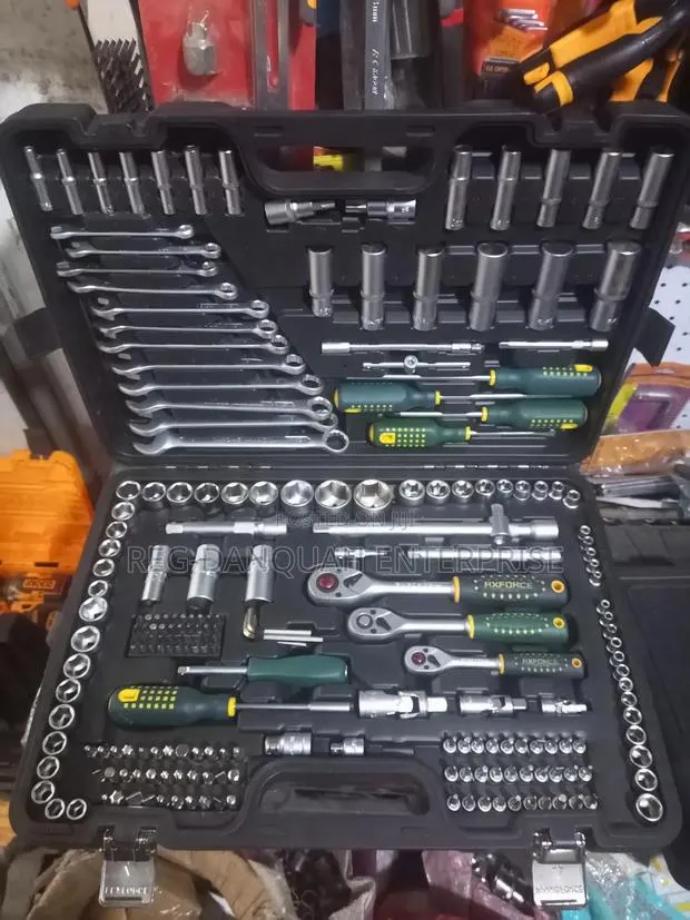 220pcs 1/4,3/8&1/2 Drive Socket Set · Photo 1