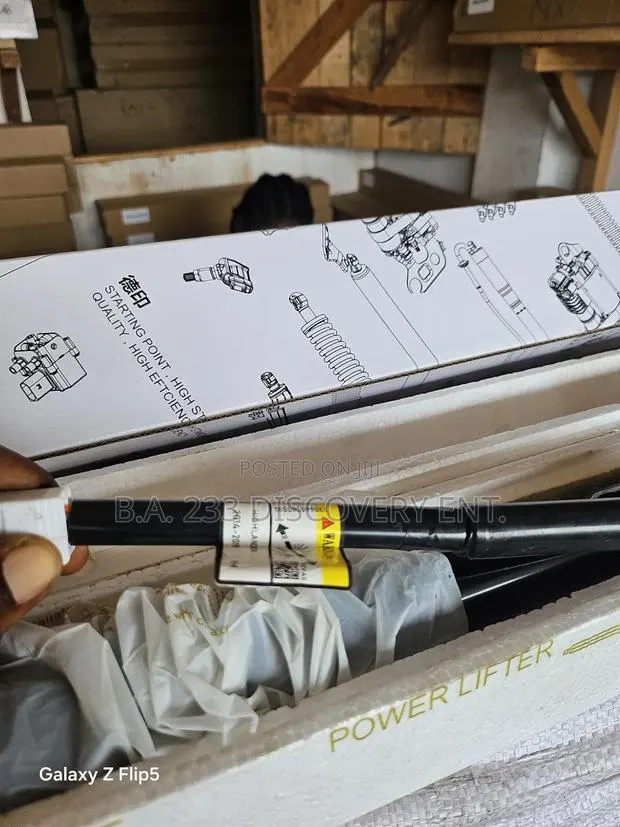 /2016/2018/2019 Toyota Highlander Electronic Boot Shocks · Photo 1