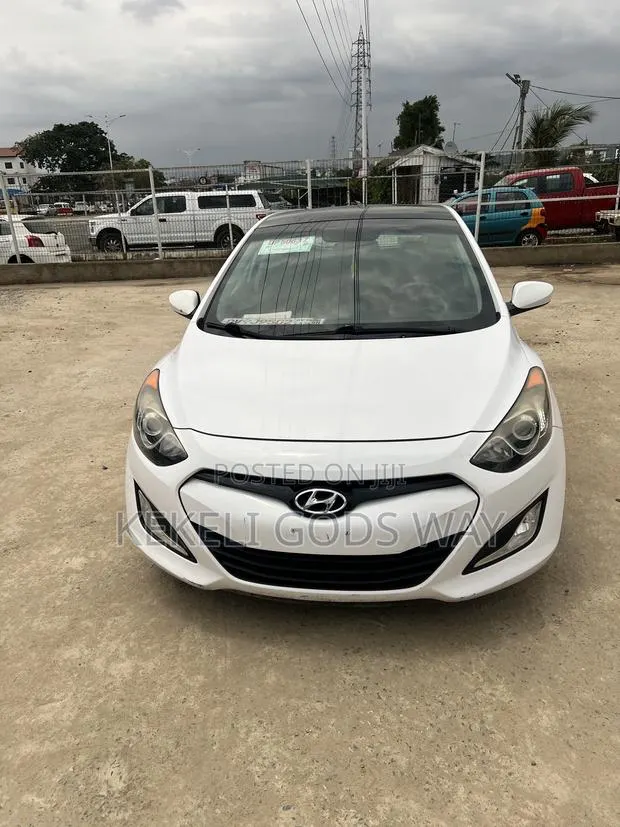Hyundai Elantra Limited 4dr Sedan (1.8L 4cyl 6A) 2015 White · Photo 1
