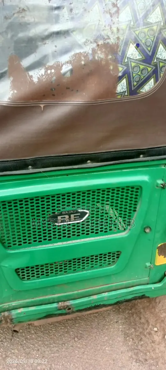 Bajaj RE 2025 Green · Photo 1