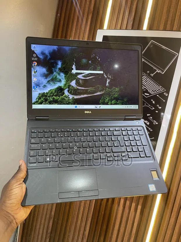 Laptop Dell Latitude 15 5580 4GB Intel Core i5 SSHD (Hybrid) 128GB · Photo 1