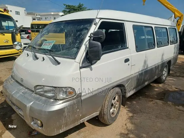 Hyundai H-100 2004 White · Photo 1