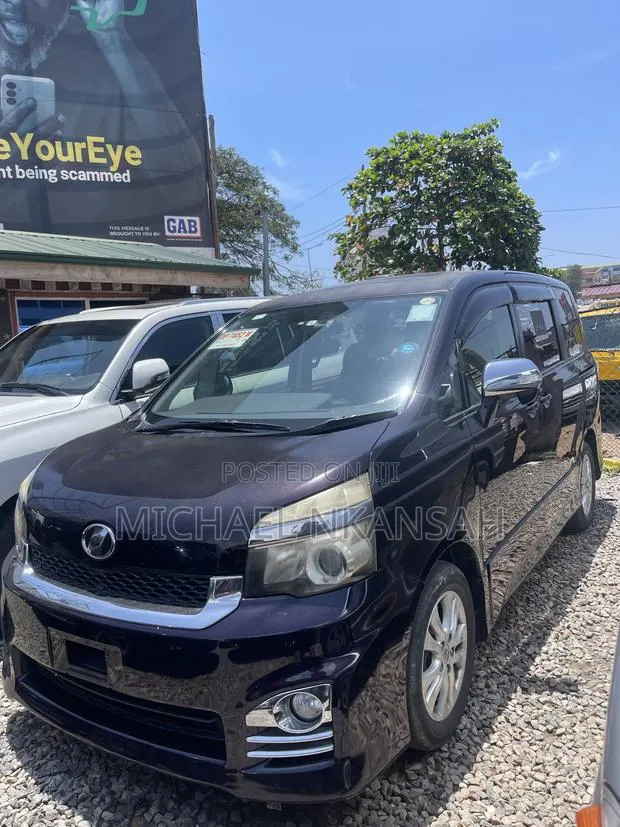 Toyota Voxy V 2WD 8-Seater 2012 Black · Photo 1