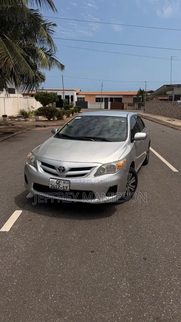 Toyota Corolla LE 4dr Sedan (1.8L 4cyl 4A) 2013 Silver · Photo 1