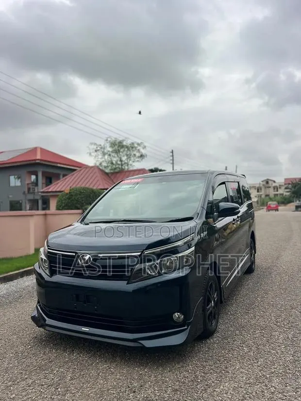 Toyota Voxy 2015 Black · Photo 4