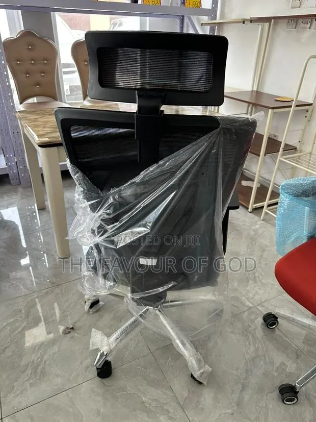 Strong and Well Made Swivel Chair · Photo 3