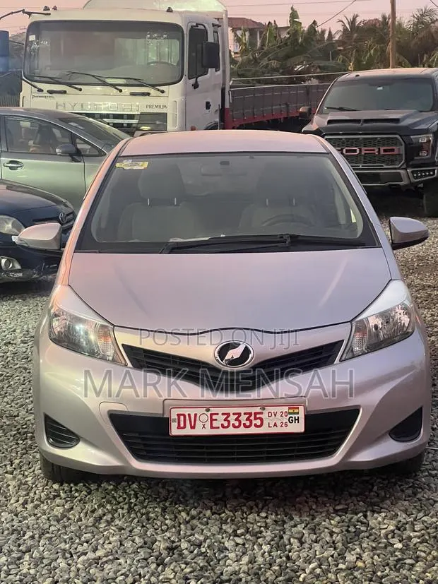 Toyota Vitz 2012 Silver · Photo 1