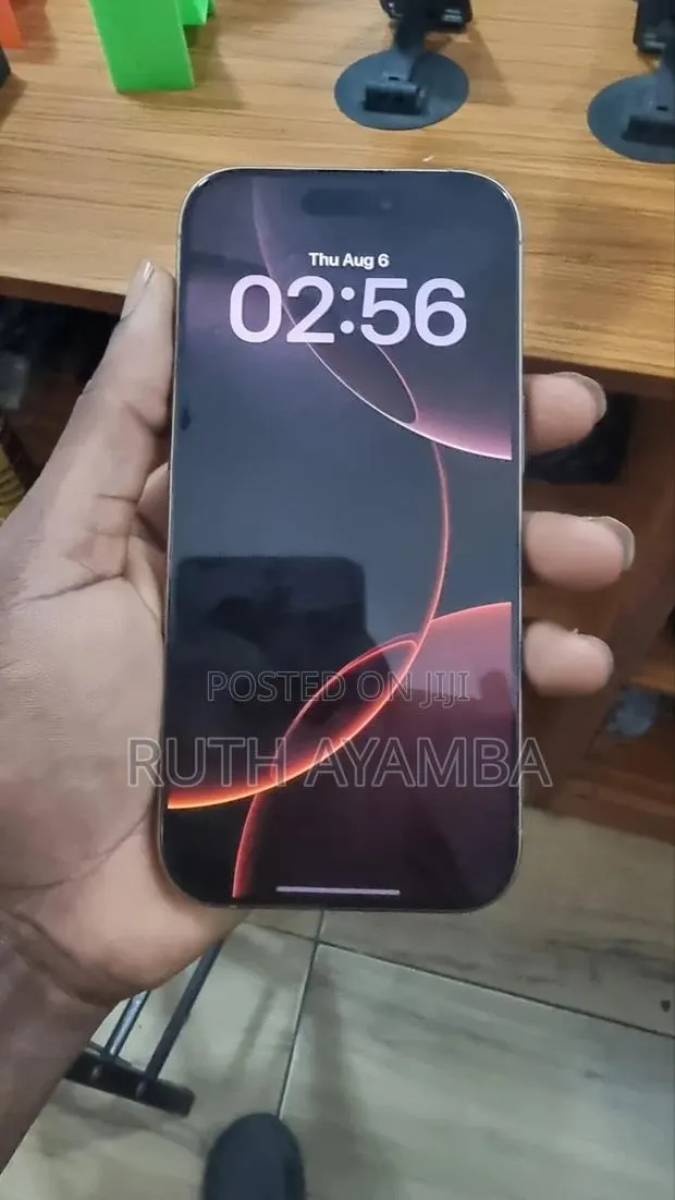 Apple iPhone 16 Pro 256 GB Gray · Photo 1