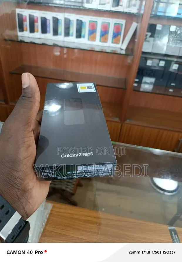 New Samsung Galaxy Z Flip5 256 GB Black · Photo 1