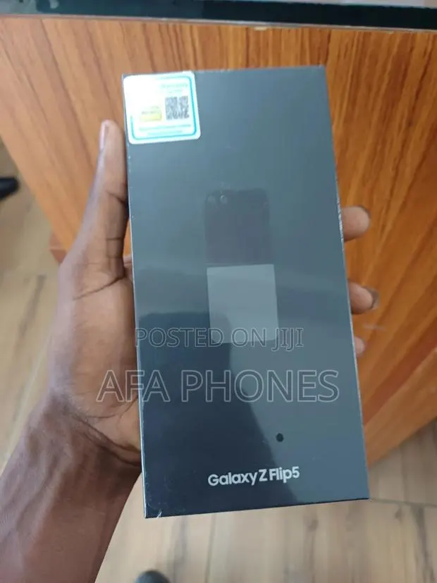 New Samsung Galaxy Z Flip 5 256 GB Gold · Photo 1