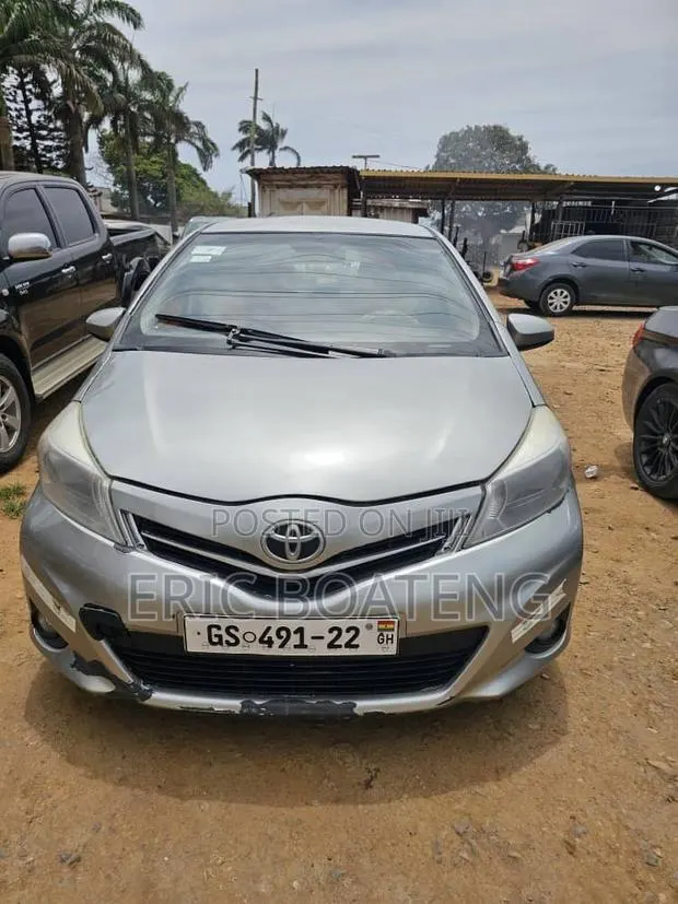 Toyota Yaris 2012 Gray · Photo 1