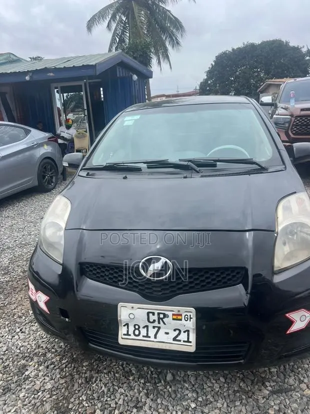 Toyota Vitz 1.3 AWD 3dr 2010 Black · Photo 1