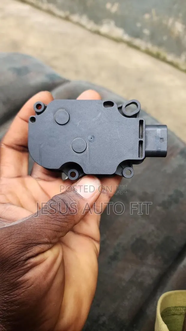 VW and Audi 2021-2023 Radiator Air Shutter Grille Motor (95B965501H) · Photo 1