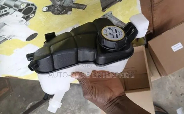 Range Rover Evoque 2012-2015 Coolant Expansion Tank/Coolant Reservoir · Photo 1