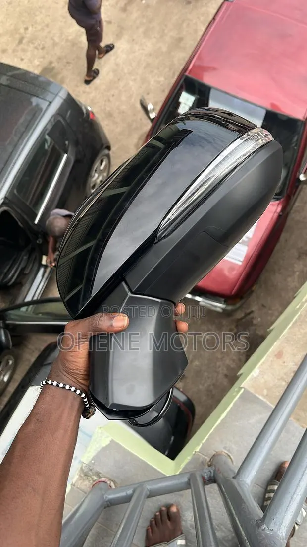 Toyota Rav4 2018-2020 Side Mirror Left With Sensor and Light · Photo 1