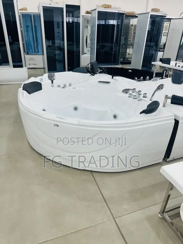 Jacuzzi - Corner Bathtub - Luxury Jacuzzi · Photo 1
