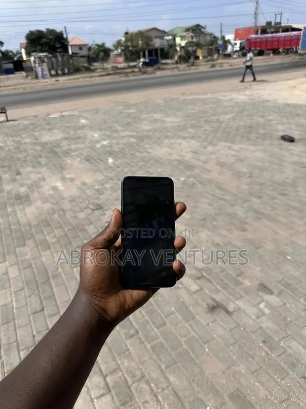 Apple iPhone 11 Pro Max 64 GB Gray · Photo 2