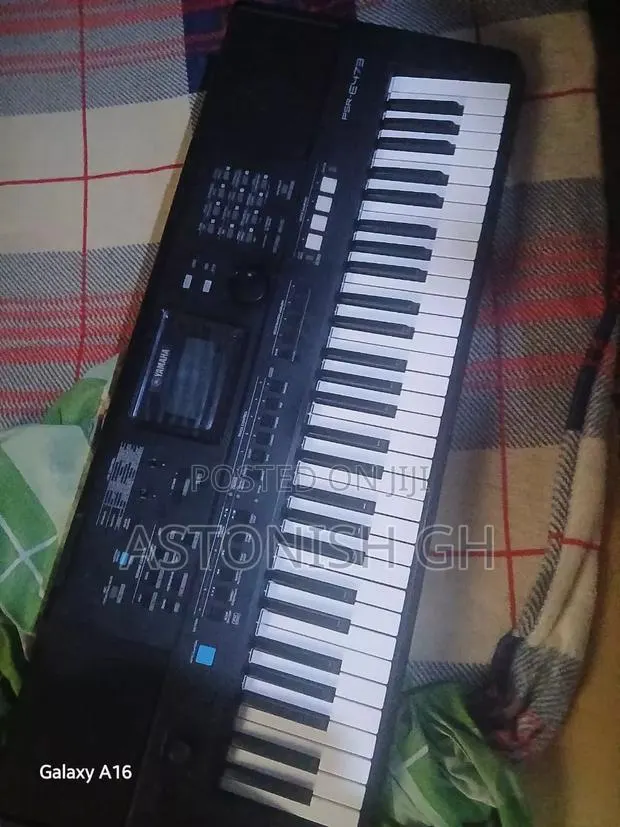 PSR E473 Keyboard · Photo 2