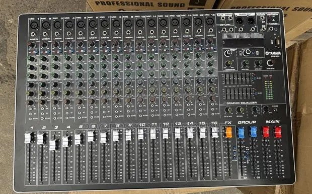 Yamaha SMX-1600 16-Channel Analog Audio Mixer. · Photo 1