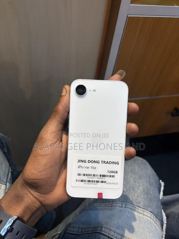 Apple iPhone 16e 128 GB White · Photo 1