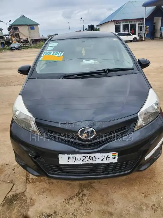Toyota Vitz 1.5 FWD 3dr 2011 Black · Photo 1