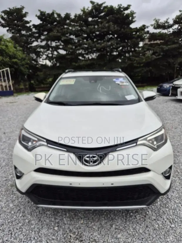 Toyota RAV4 2018 White · Photo 1