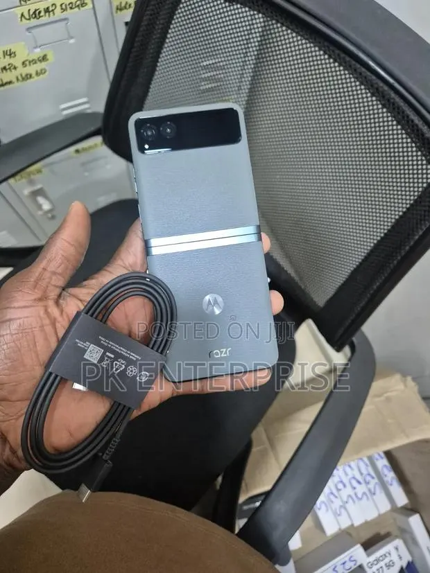 New Motorola Razr 40s 256 GB · Photo 1