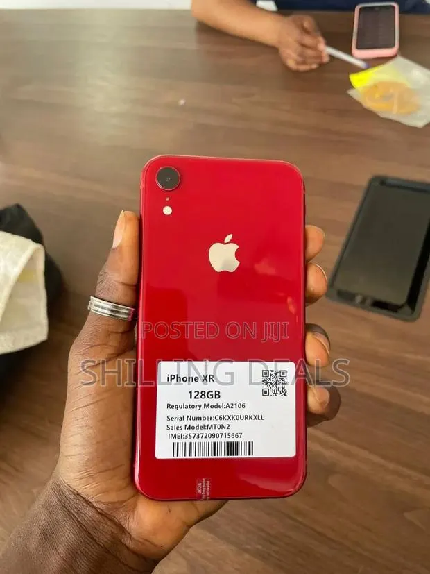 Apple iPhone XR 128 GB Red · Photo 1