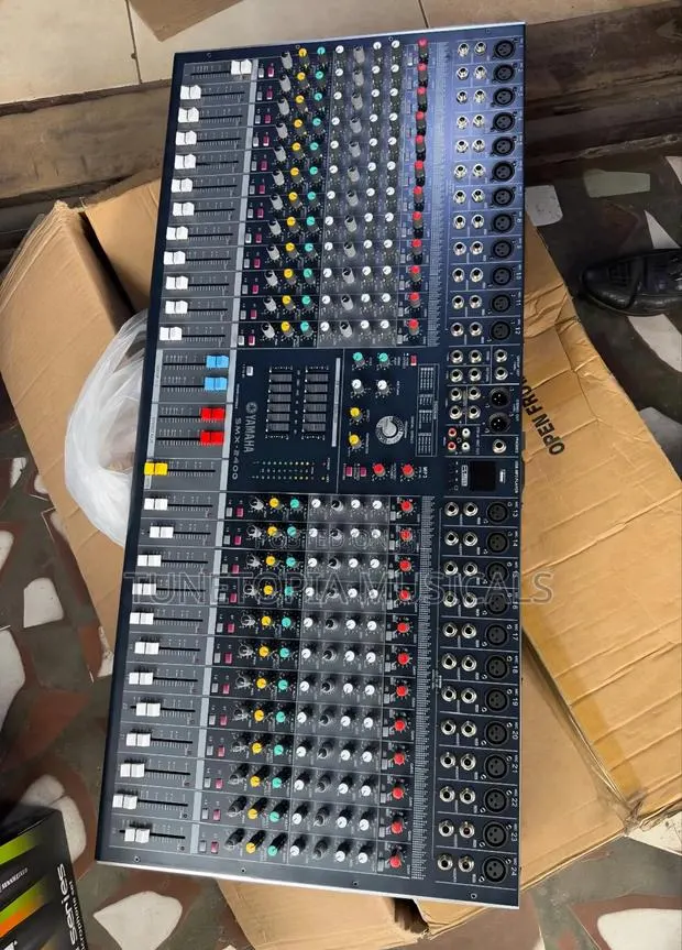 Yamaha SMX-2400 Professional 24-Channel Audio Mixer · Photo 1