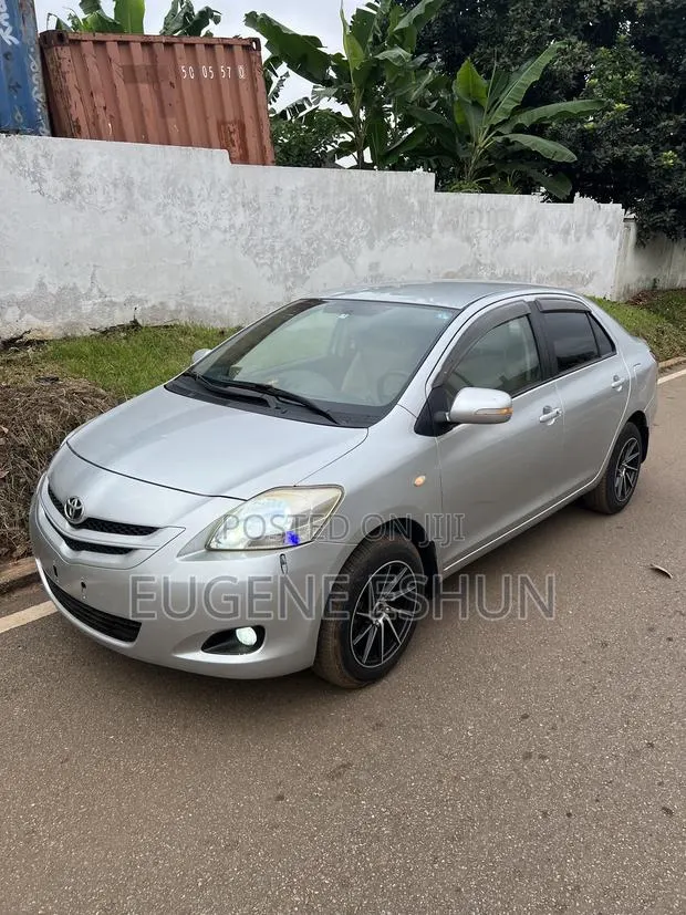 Toyota Belta 2012 Silver · Photo 1