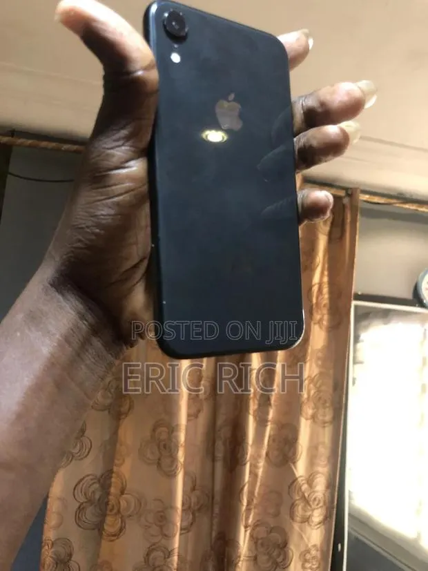 Apple iPhone XR 64 GB Black · Photo 1