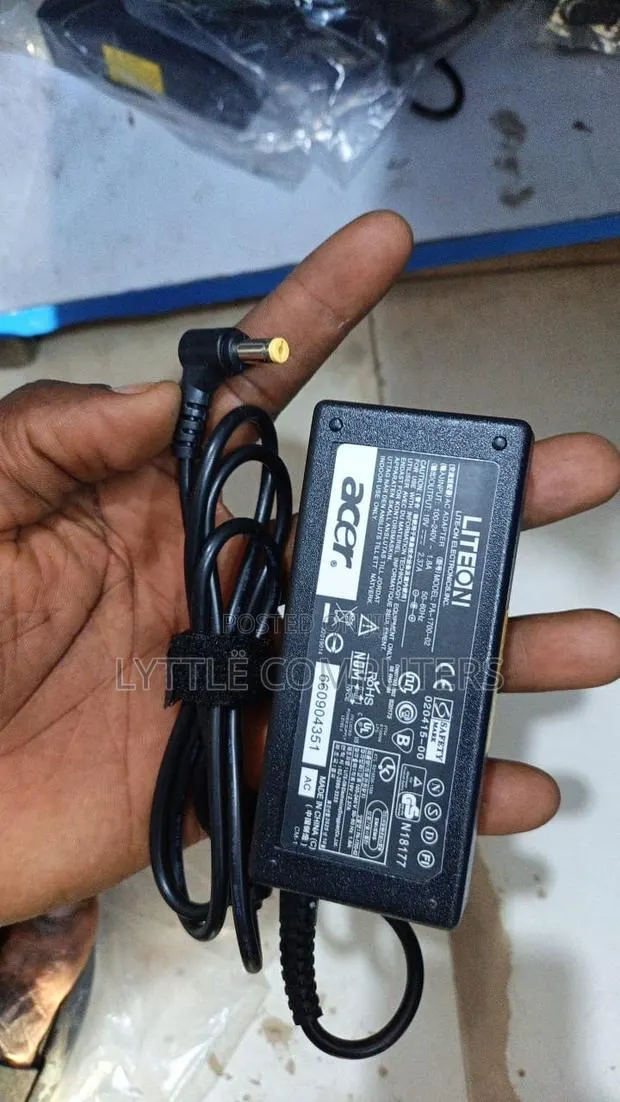 Original Acer Yellow Big Pin · Photo 1