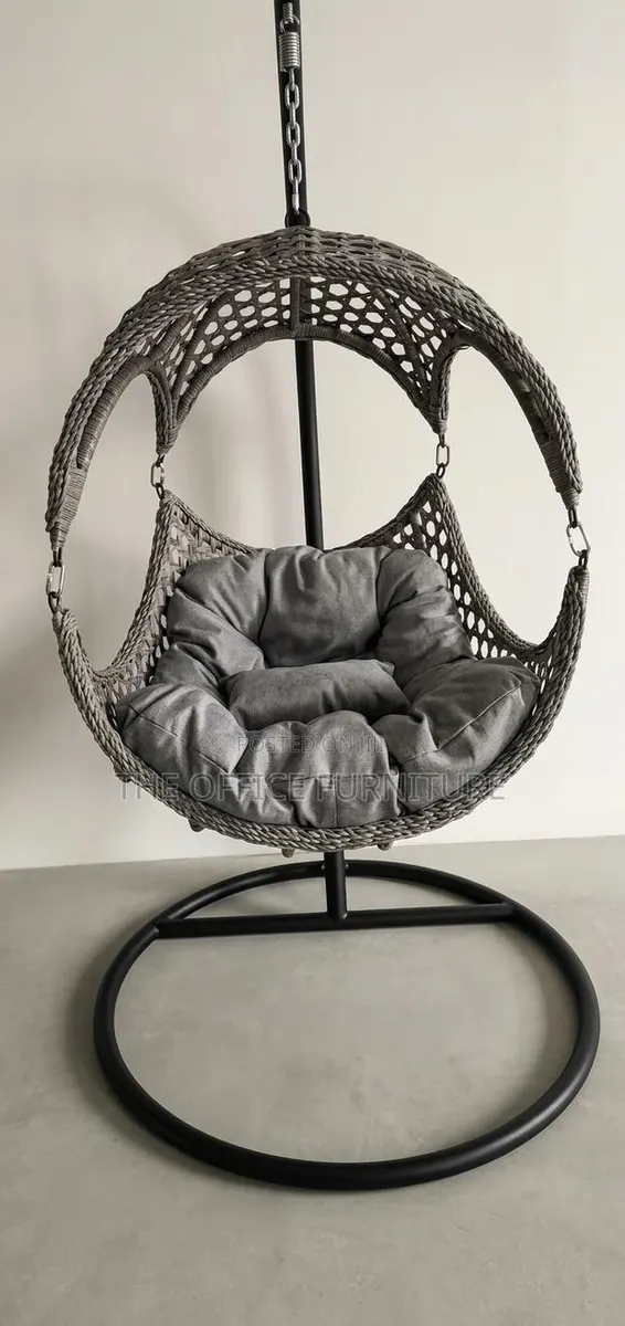 Wicker Hanging Egg Chair · Photo 1
