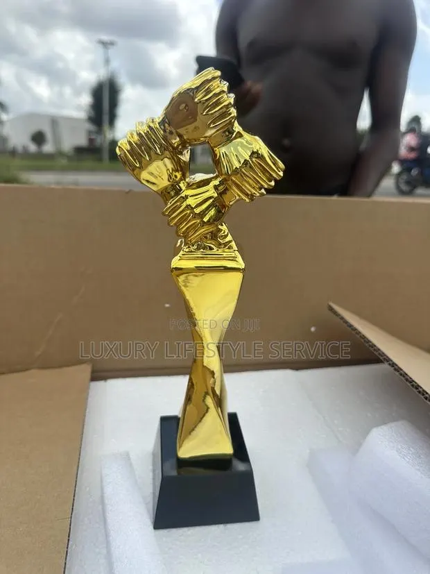Golden 4 Hands Plaque · Photo 1