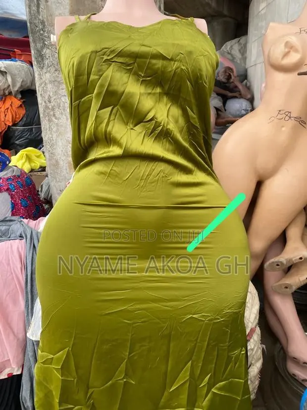 Straight Dress · Photo 1