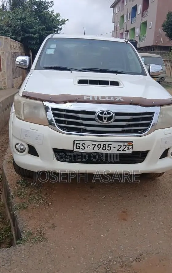 Toyota Hilux SR 4x4 2013 White · Photo 1