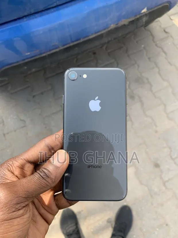 Apple iPhone 8 64 GB Black · Photo 1