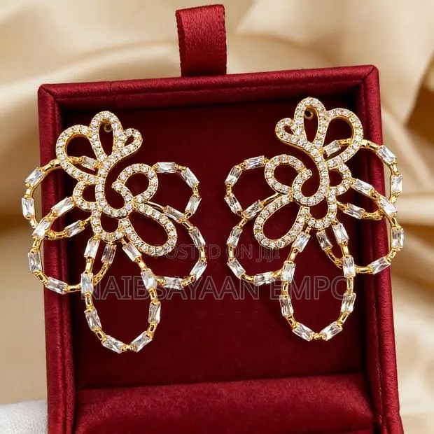 Crystal Zircon Gold Shiny Ear Jewel · Photo 1