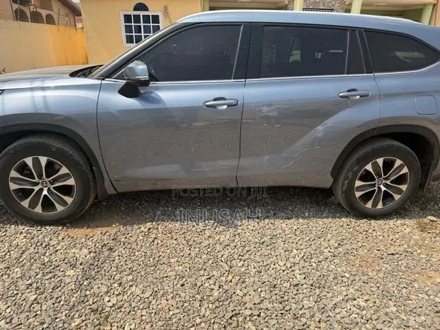 Toyota Highlander XLE AWD 2024 Gray · Photo 1