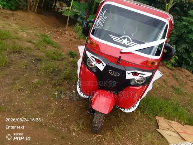 Bajaj RE 2025 Red · Photo 1