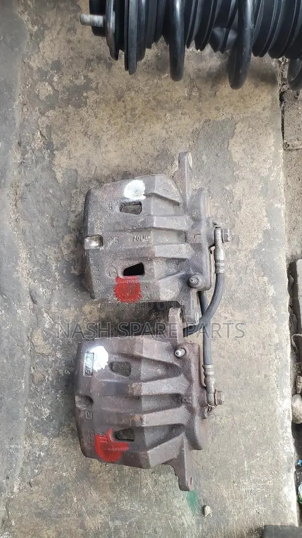 Toyota Sienna 2011- 2020 Front Brake Caliper · Photo 1