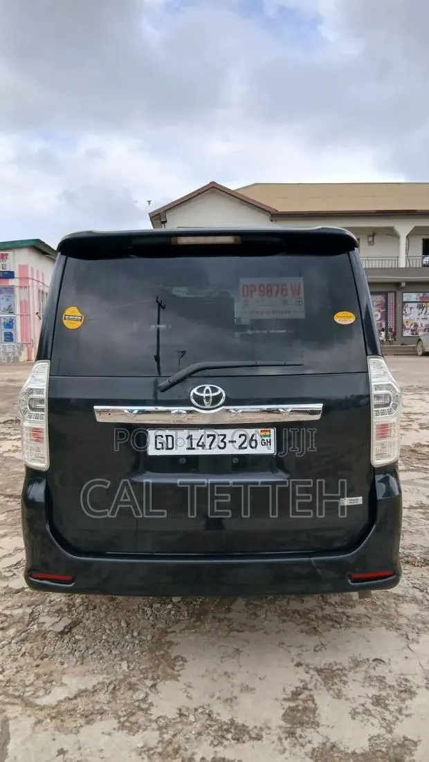 Very Neat Toyota Voxy for Rent · Photo 3