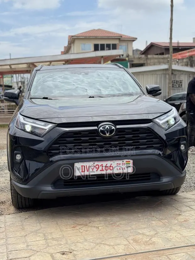 Toyota RAV4 XLE 2022 Black · Photo 1