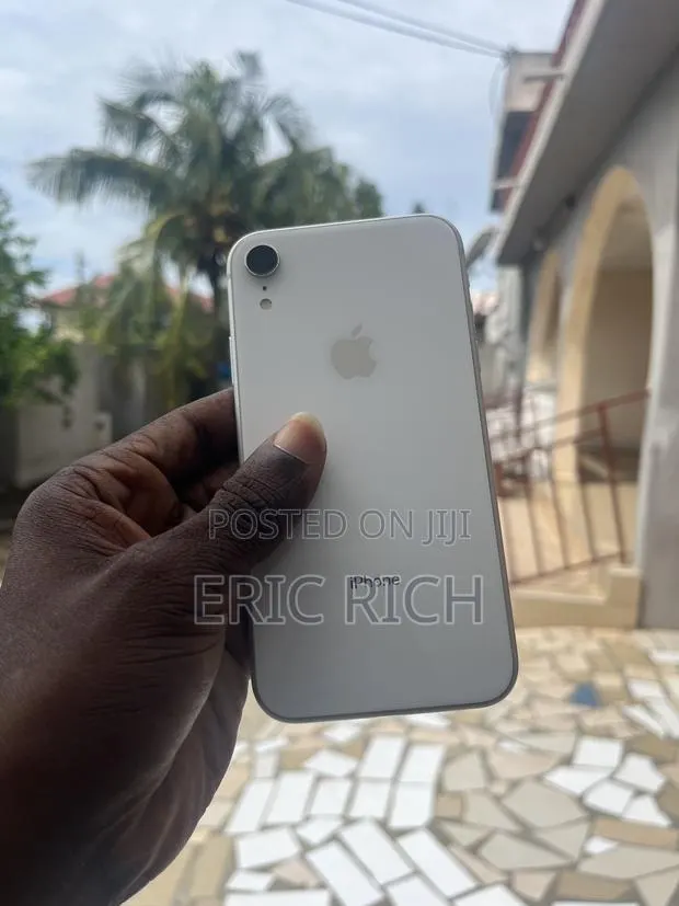 Apple iPhone XR 64 GB White · Photo 1