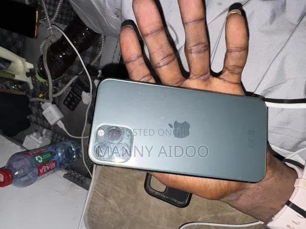 Apple iPhone 11 Pro 64 GB Gray · Photo 1