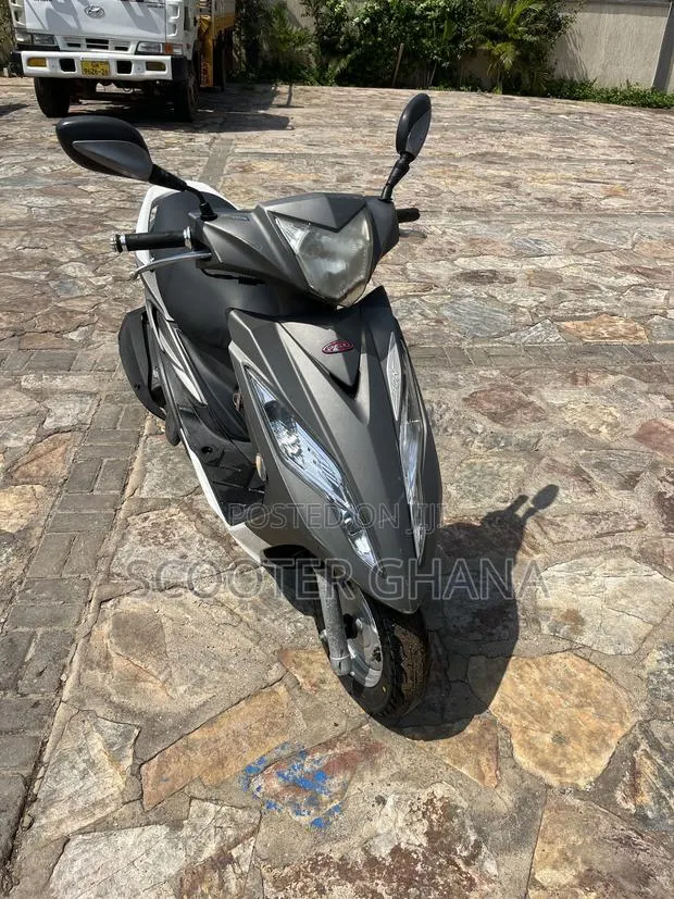 Piaggio Scooter 2020 Gray · Photo 1