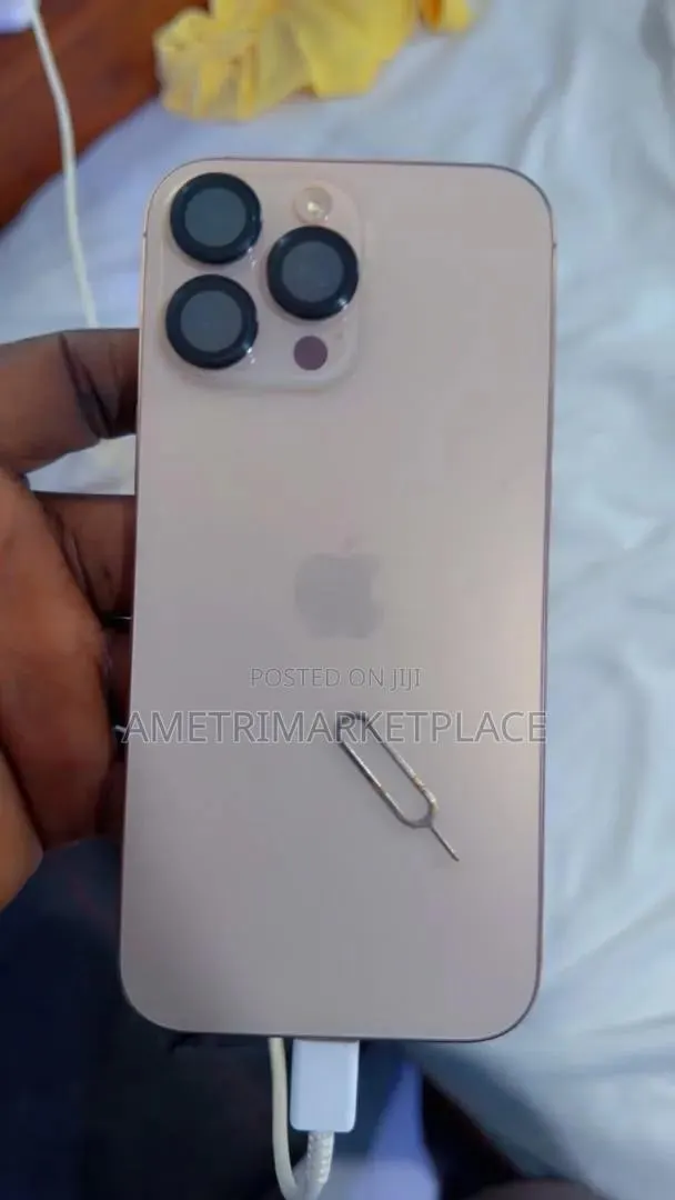 Apple iPhone 16 Pro Max 256 GB Gold · Photo 1