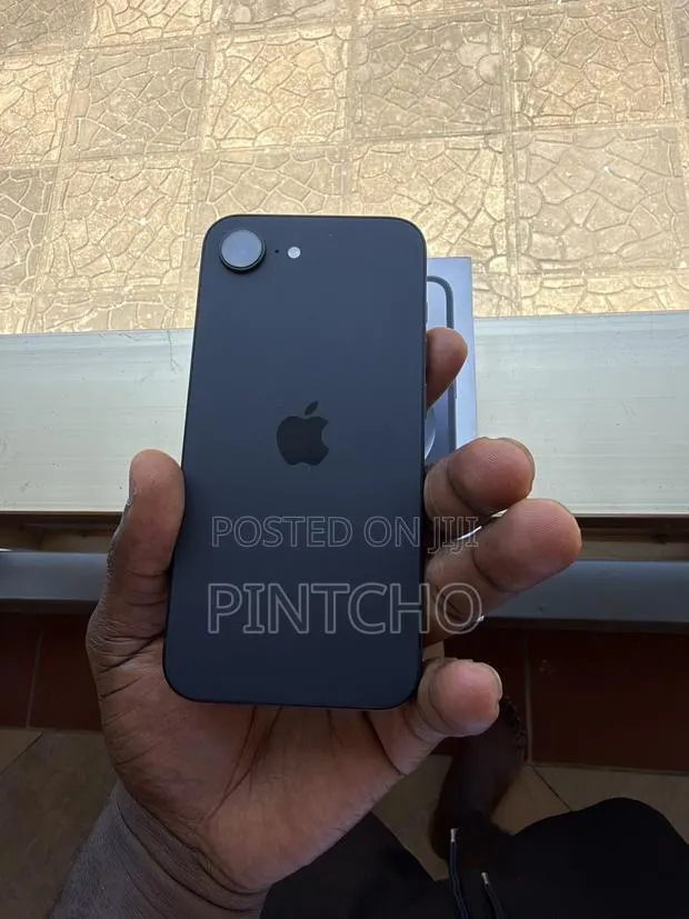 Apple iPhone 16e 128 GB Black · Photo 1