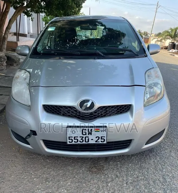 Toyota Vitz 1.3 AWD 5dr 2010 Silver · Photo 1